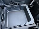 助手席の下にも収納スペースが？！色々な用途にお使いください♪