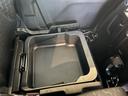 助手席の下にも収納スペースが？！色々な用途にお使いください♪