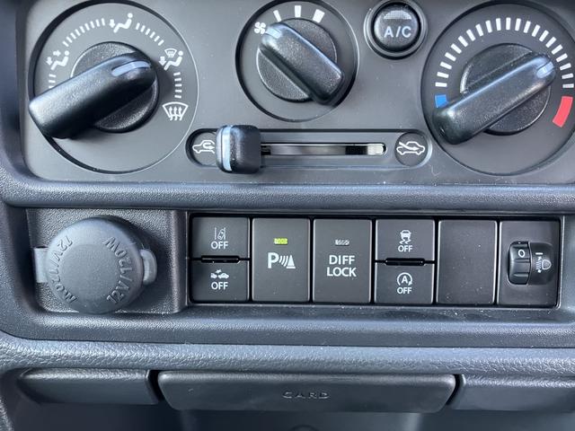 キャリイトラック ＫＣエアコン・パワステ農繁　デュアルカメラブレーキサポート　パートタイム４ＷＤ　デフロック　５ＭＴ　ＡＭ／ＦＭラジオ　キーレスエントリー　エアコン　パワステ　パワーウィンドウ　オートライト　ドアチェーン　メンバーガード　ＬＥＤ（4枚目）