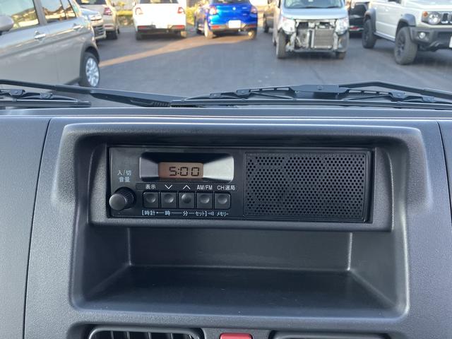 キャリイトラック ＫＣエアコン・パワステ農繁　デュアルカメラブレーキサポート　パートタイム４ＷＤ　デフロック　５ＭＴ　ＡＭ／ＦＭラジオ　キーレスエントリー　エアコン　パワステ　パワーウィンドウ　オートライト　ドアチェーン　メンバーガード　ＬＥＤ（5枚目）