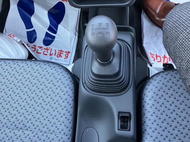 キャリイトラック ＫＣエアコン・パワステ農繁　デュアルカメラブレーキサポート　パートタイム４ＷＤ　デフロック　５ＭＴ　ＡＭ／ＦＭラジオ　キーレスエントリー　エアコン　パワステ　パワーウィンドウ　オートライト　ドアチェーン　メンバーガード　ＬＥＤ（6枚目）