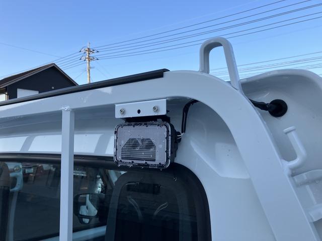 キャリイトラック ＫＣエアコン・パワステ農繁　デュアルカメラブレーキサポート　パートタイム４ＷＤ　デフロック　５ＭＴ　ＡＭ／ＦＭラジオ　キーレスエントリー　エアコン　パワステ　パワーウィンドウ　オートライト　ドアチェーン　メンバーガード　ＬＥＤ（17枚目）