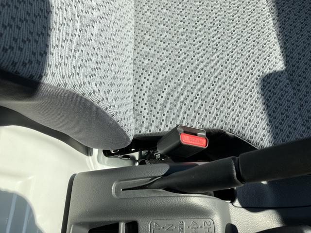 キャリイトラック ＫＣエアコン・パワステ農繁　デュアルカメラブレーキサポート　パートタイム４ＷＤ　デフロック　５ＭＴ　ＡＭ／ＦＭラジオ　キーレスエントリー　エアコン　パワステ　パワーウィンドウ　オートライト　ドアチェーン　メンバーガード　ＬＥＤ（33枚目）