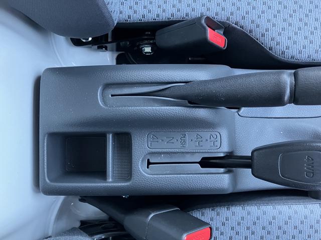 キャリイトラック ＫＣエアコン・パワステ農繁　デュアルカメラブレーキサポート　パートタイム４ＷＤ　デフロック　５ＭＴ　ＡＭ／ＦＭラジオ　キーレスエントリー　エアコン　パワステ　パワーウィンドウ　オートライト　ドアチェーン　メンバーガード　ＬＥＤ（34枚目）