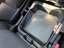 助手席の下にも収納スペースが?!色々な用途にお使いください♪