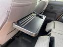 後部座席には折り畳み式のパーソナルテーブルを装備！