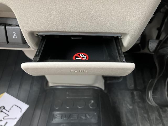 �U��΂��Ď��[���Ă��܂��J�[�h���A�ꂩ���ɂ܂Ƃ߂Ēu����J�[�h�z���_�[�ł��B