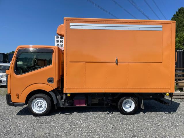 アトラストラック 　１．５ｔキッチンカー　移動販売車　フードトラック　ケータリング　中型　カスタム　８ナンバー　オレンジ　フローリング　シンク（3枚目）