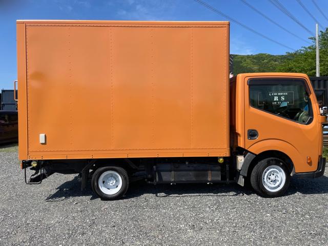 　１．５ｔキッチンカー　移動販売車　フードトラック　ケータリング　中型　カスタム　８ナンバー　オレンジ　フローリング　シンク(4枚目)