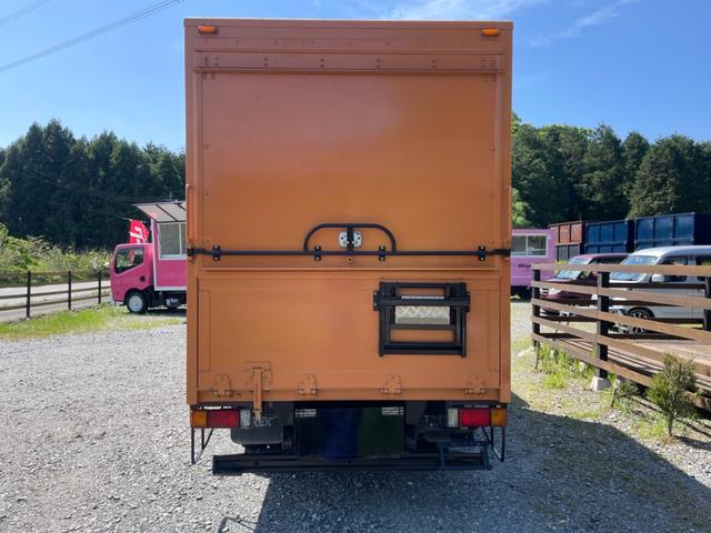 　１．５ｔキッチンカー　移動販売車　フードトラック　ケータリング　中型　カスタム　８ナンバー　オレンジ　フローリング　シンク(5枚目)