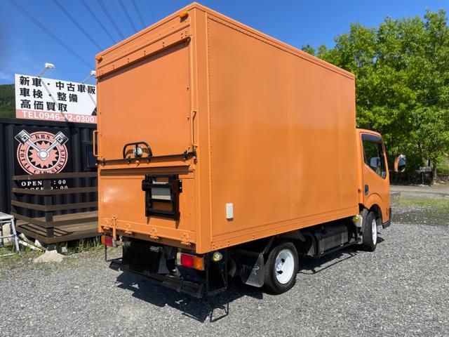 　１．５ｔキッチンカー　移動販売車　フードトラック　ケータリング　中型　カスタム　８ナンバー　オレンジ　フローリング　シンク(6枚目)