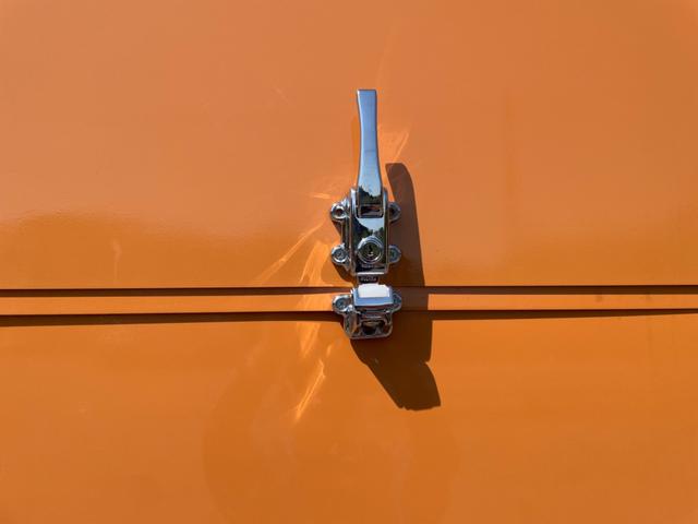 アトラストラック 　１．５ｔキッチンカー　移動販売車　フードトラック　ケータリング　中型　カスタム　８ナンバー　オレンジ　フローリング　シンク（9枚目）