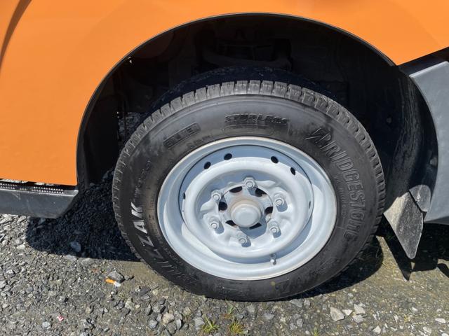 アトラストラック 　１．５ｔキッチンカー　移動販売車　フードトラック　ケータリング　中型　カスタム　８ナンバー　オレンジ　フローリング　シンク（23枚目）