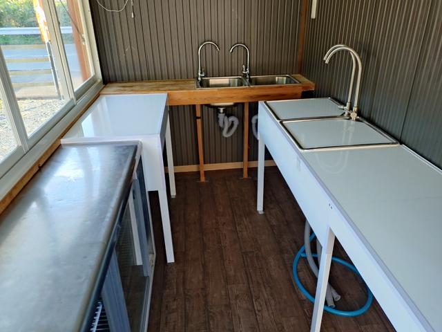 アトラストラック 1.5tキッチンカー 移動販売車 フードトラック ケータリング 中型 カスタム 8ナンバー オレンジ フローリング シンク(25枚目)