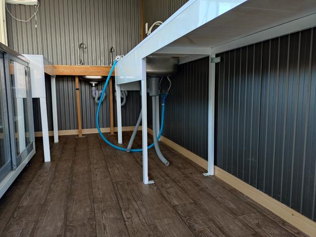 アトラストラック 1.5tキッチンカー 移動販売車 フードトラック ケータリング 中型 カスタム 8ナンバー オレンジ フローリング シンク(62枚目)