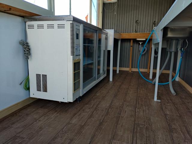 アトラストラック 1.5tキッチンカー 移動販売車 フードトラック ケータリング 中型 カスタム 8ナンバー オレンジ フローリング シンク(63枚目)