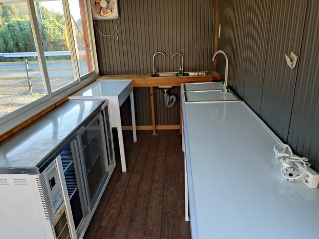 アトラストラック 1.5tキッチンカー 移動販売車 フードトラック ケータリング 中型 カスタム 8ナンバー オレンジ フローリング シンク(64枚目)