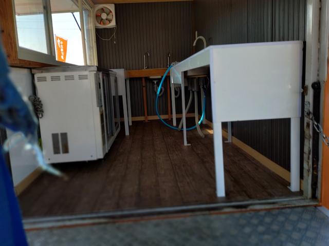 アトラストラック 1.5tキッチンカー 移動販売車 フードトラック ケータリング 中型 カスタム 8ナンバー オレンジ フローリング シンク(69枚目)