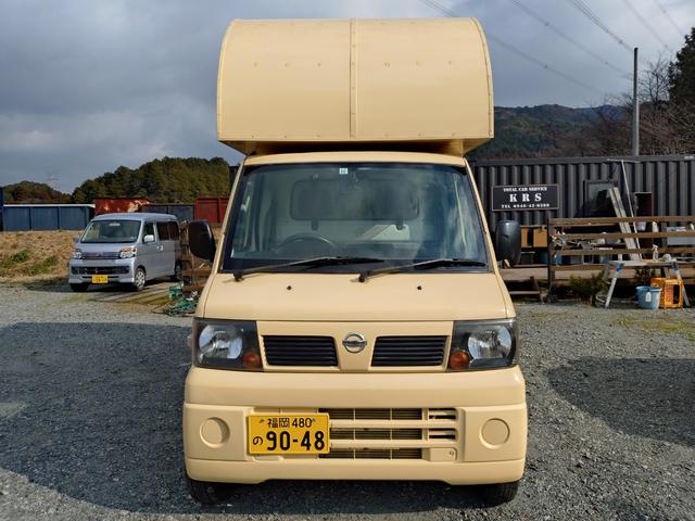 ＮＴ１００クリッパートラック 　軽タイプキッチンカー　８ナンバー　フードトラック　跳ね上げ式　走行１４．８万Ｋｍ　クリーム色　フローリング仕様　作業場エアコン付き　換気扇　ＥＴＣ（3枚目）