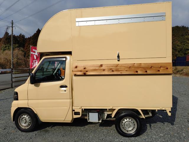 ＮＴ１００クリッパートラック 　軽タイプキッチンカー　８ナンバー　フードトラック　跳ね上げ式　走行１４．８万Ｋｍ　クリーム色　フローリング仕様　作業場エアコン付き　換気扇　ＥＴＣ（4枚目）
