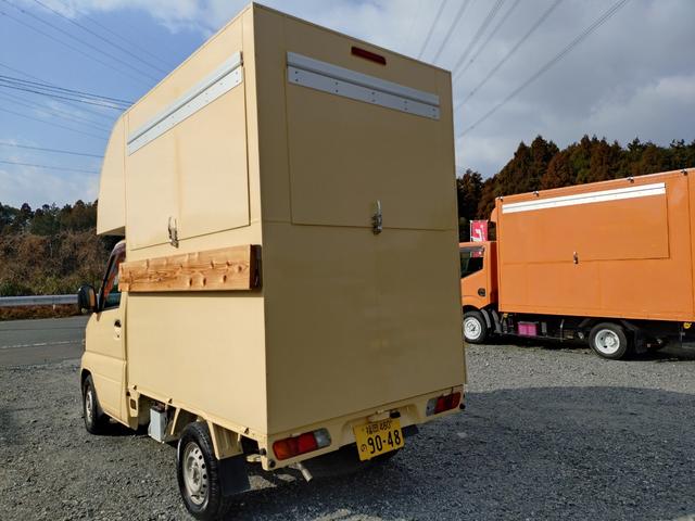ＮＴ１００クリッパートラック 　軽タイプキッチンカー　８ナンバー　フードトラック　跳ね上げ式　走行１４．８万Ｋｍ　クリーム色　フローリング仕様　作業場エアコン付き　換気扇　ＥＴＣ（5枚目）