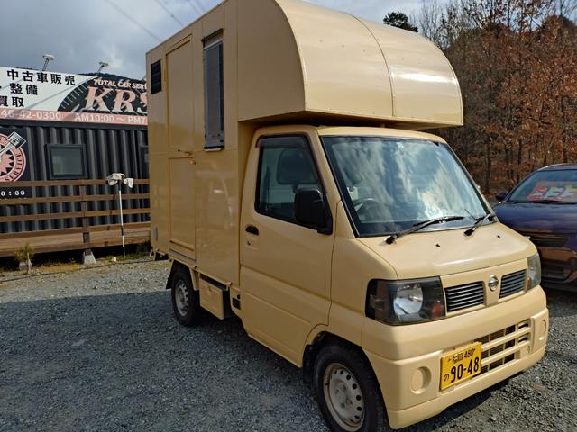 ＮＴ１００クリッパートラック 　軽タイプキッチンカー　８ナンバー　フードトラック　跳ね上げ式　走行１４．８万Ｋｍ　クリーム色　フローリング仕様　作業場エアコン付き　換気扇　ＥＴＣ（9枚目）