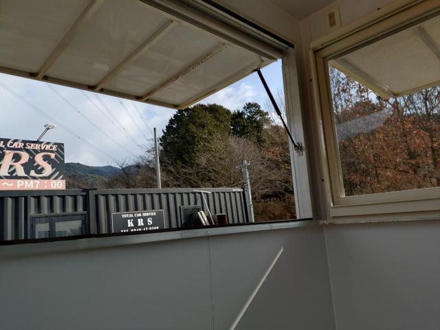 ＮＴ１００クリッパートラック 　軽タイプキッチンカー　８ナンバー　フードトラック　跳ね上げ式　走行１４．８万Ｋｍ　クリーム色　フローリング仕様　作業場エアコン付き　換気扇　ＥＴＣ（15枚目）