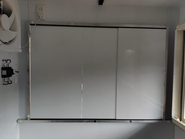 ＮＴ１００クリッパートラック 　軽タイプキッチンカー　８ナンバー　フードトラック　跳ね上げ式　走行１４．８万Ｋｍ　クリーム色　フローリング仕様　作業場エアコン付き　換気扇　ＥＴＣ（18枚目）