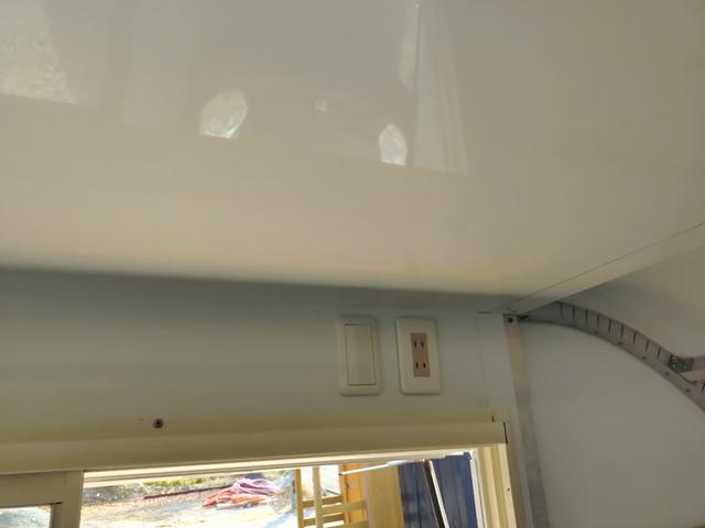 ＮＴ１００クリッパートラック 　軽タイプキッチンカー　８ナンバー　フードトラック　跳ね上げ式　走行１４．８万Ｋｍ　クリーム色　フローリング仕様　作業場エアコン付き　換気扇　ＥＴＣ（23枚目）