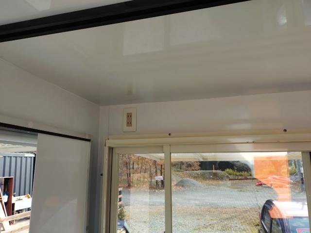 ＮＴ１００クリッパートラック 　軽タイプキッチンカー　８ナンバー　フードトラック　跳ね上げ式　走行１４．８万Ｋｍ　クリーム色　フローリング仕様　作業場エアコン付き　換気扇　ＥＴＣ（24枚目）