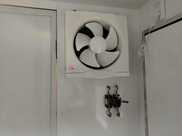 ＮＴ１００クリッパートラック 　軽タイプキッチンカー　８ナンバー　フードトラック　跳ね上げ式　走行１４．８万Ｋｍ　クリーム色　フローリング仕様　作業場エアコン付き　換気扇　ＥＴＣ（25枚目）