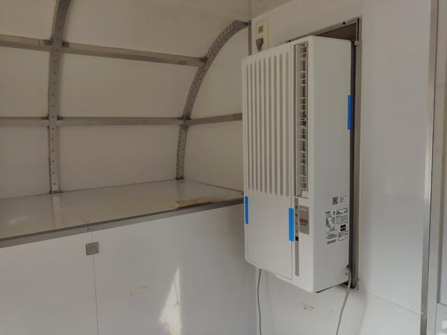 ＮＴ１００クリッパートラック 　軽タイプキッチンカー　８ナンバー　フードトラック　跳ね上げ式　走行１４．８万Ｋｍ　クリーム色　フローリング仕様　作業場エアコン付き　換気扇　ＥＴＣ（26枚目）