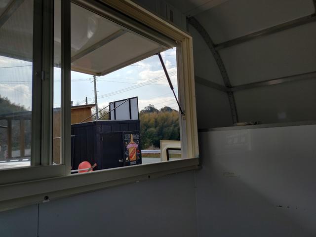 ＮＴ１００クリッパートラック 　軽タイプキッチンカー　８ナンバー　フードトラック　跳ね上げ式　走行１４．８万Ｋｍ　クリーム色　フローリング仕様　作業場エアコン付き　換気扇　ＥＴＣ（27枚目）