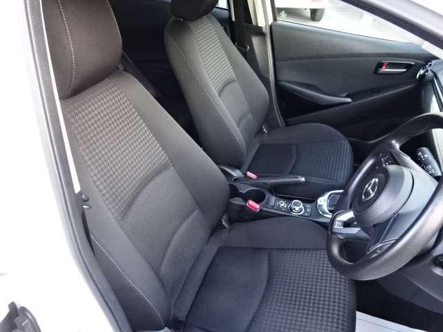 デミオ １．５　１５Ｓ　ナビ・ＥＴＣ・バックモニター　ブレーキサポート　横滑り防止装置　フルオートエアコン　サイドエアバッグ　キーレス　Ａストップ　エアバッグ　盗難防止装置　パワステ　パワーウインドウ　ＥＴＣ　ＡＢＳ（11枚目）