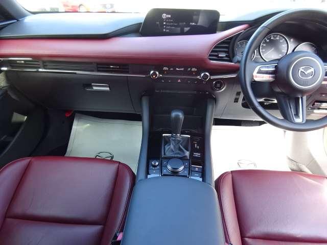 ＭＡＺＤＡ３ファストバック ２．０　２０Ｓ　バーガンディ　セレクション　衝突軽減ブレーキ　クルーズコントロール　ｉ－ｓｔｏｐ　ＥＴＣ車載器　ＬＥＤ　前席シートヒーター　地デジ　ＤＶＤ再生　横滑り防止　スマートキー　バックモニター　ＡＷ　エアバッグ　ＴＶ　キーレス　クリソナ（3枚目）