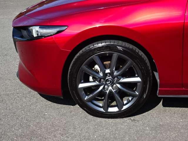 ＭＡＺＤＡ３ファストバック ２．０　２０Ｓ　バーガンディ　セレクション　衝突軽減ブレーキ　クルーズコントロール　ｉ－ｓｔｏｐ　ＥＴＣ車載器　ＬＥＤ　前席シートヒーター　地デジ　ＤＶＤ再生　横滑り防止　スマートキー　バックモニター　ＡＷ　エアバッグ　ＴＶ　キーレス　クリソナ（6枚目）