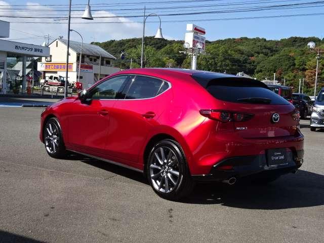 ＭＡＺＤＡ３ファストバック ２．０　２０Ｓ　バーガンディ　セレクション　衝突軽減ブレーキ　クルーズコントロール　ｉ－ｓｔｏｐ　ＥＴＣ車載器　ＬＥＤ　前席シートヒーター　地デジ　ＤＶＤ再生　横滑り防止　スマートキー　バックモニター　ＡＷ　エアバッグ　ＴＶ　キーレス　クリソナ（8枚目）