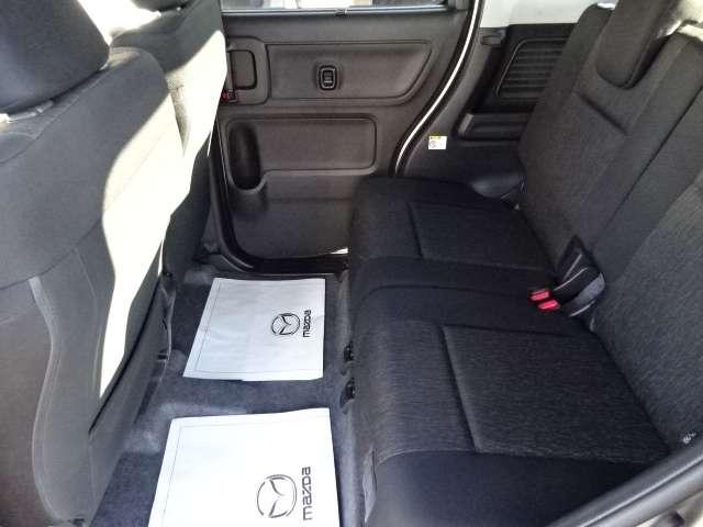 後部座席も足元広々です。