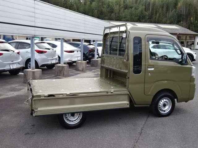 ハイゼットトラック ６６０　ジャンボ　３方開　４ＷＤ　５ＭＴ・ディスプレイオーディオ・バックカメ　パワーステ　助手席エアバック　前席パワーウィンドウ　バックカメラ　ＡＣ　運転席エアバック　ＬＥＤライト　キーレスキー　切替４ＷＤ　ＡＢＳ（12枚目）
