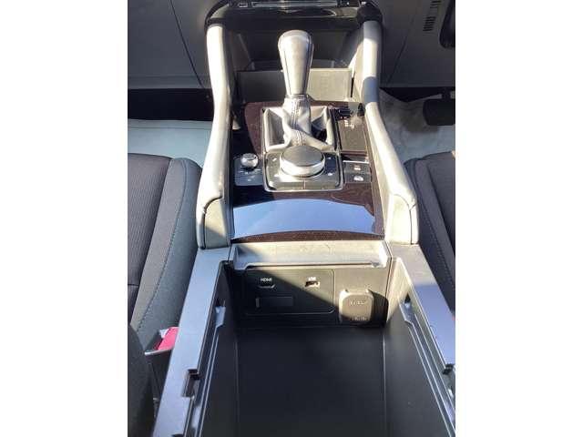 �Z���^�[�R���\�[���̒��ɂ͂g�c�l�h�Ƃt�r�a�|�[�g����������Ă��܂��B