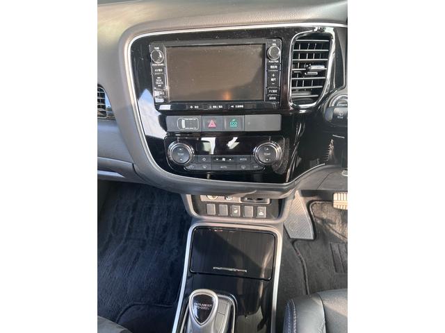 アウトランダーPHEV Gナビパッケージ 4WD ドライブレコーダー ETC オートクルーズコントロール レーンアシスト 衝突被害軽減システム LEDヘッドランプ 電動リアゲート アルミホイール スマートキー シートヒーター 100V電源(4枚目)