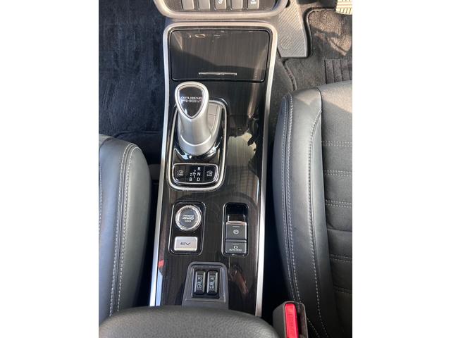 アウトランダーPHEV Gナビパッケージ 4WD ドライブレコーダー ETC オートクルーズコントロール レーンアシスト 衝突被害軽減システム LEDヘッドランプ 電動リアゲート アルミホイール スマートキー シートヒーター 100V電源(5枚目)