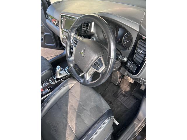 アウトランダーPHEV Gナビパッケージ 4WD ドライブレコーダー ETC オートクルーズコントロール レーンアシスト 衝突被害軽減システム LEDヘッドランプ 電動リアゲート アルミホイール スマートキー シートヒーター 100V電源(9枚目)