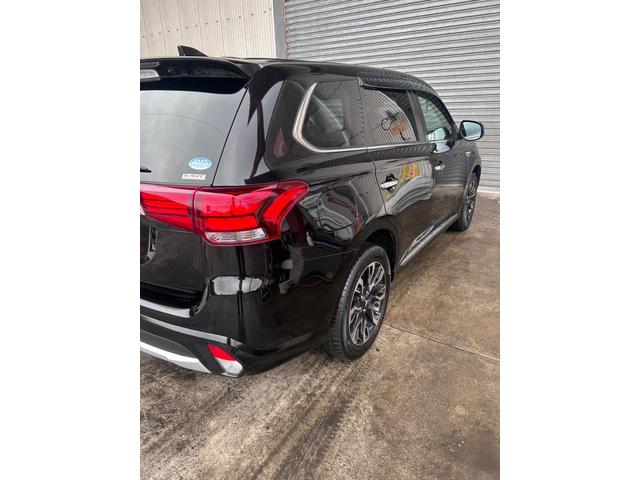 アウトランダーPHEV Gナビパッケージ 4WD ドライブレコーダー ETC オートクルーズコントロール レーンアシスト 衝突被害軽減システム LEDヘッドランプ 電動リアゲート アルミホイール スマートキー シートヒーター 100V電源(17枚目)