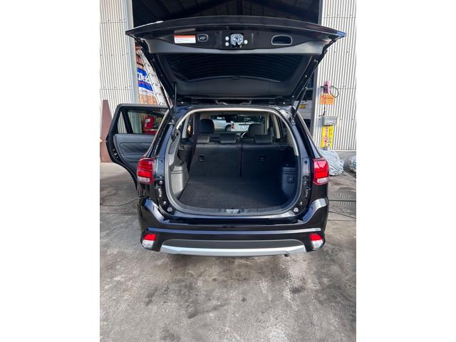 アウトランダーPHEV Gナビパッケージ 4WD ドライブレコーダー ETC オートクルーズコントロール レーンアシスト 衝突被害軽減システム LEDヘッドランプ 電動リアゲート アルミホイール スマートキー シートヒーター 100V電源(19枚目)