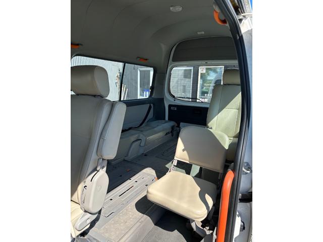 キャラバンバス 　１０人乗り　車いす移動車　自動ステップ　ウェルキャブ　福祉車輌　オーテック　バックカメラ　ナビ（4枚目）