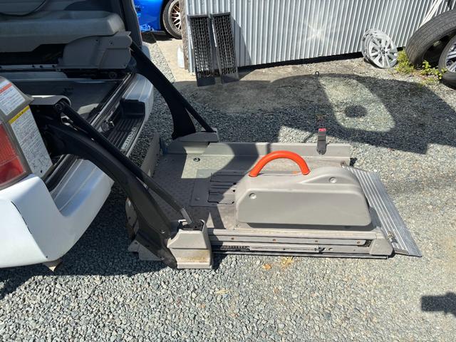 キャラバンバス 　１０人乗り　車いす移動車　自動ステップ　ウェルキャブ　福祉車輌　オーテック　バックカメラ　ナビ（9枚目）