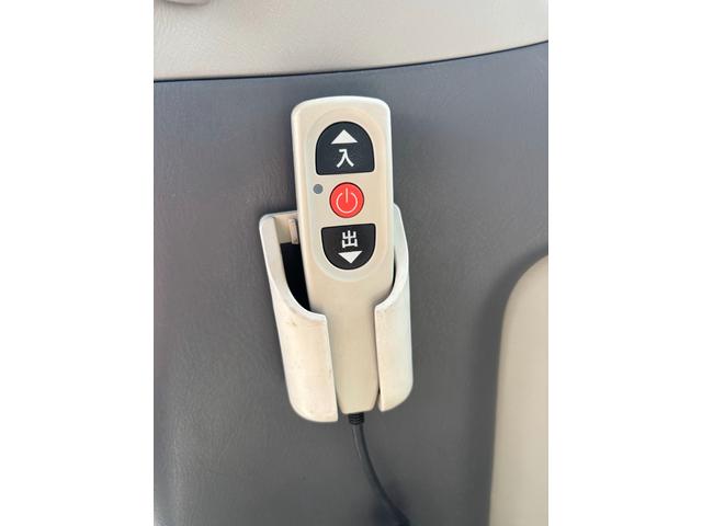 キャラバンバス 　１０人乗り　車いす移動車　自動ステップ　ウェルキャブ　福祉車輌　オーテック　バックカメラ　ナビ（38枚目）