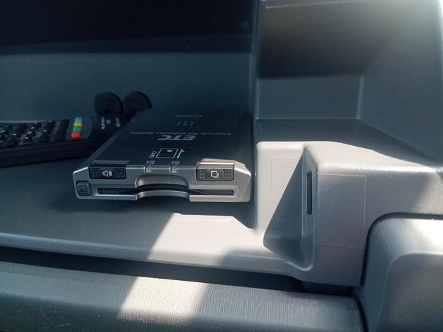 プリウス Ｓツーリングセレクション　ＥＴＣ　ナビ　アルミホイール　オートライト　ＬＥＤヘッドランプ　ヘッドライトウォッシャー　ＣＶＴ　スマートキー　電動格納ミラー　盗難防止システム　衝突安全ボディ　ＡＢＳ　ＥＳＣ　エアコン（9枚目）