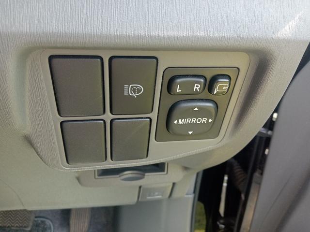 プリウス Ｓツーリングセレクション　ＥＴＣ　ナビ　アルミホイール　オートライト　ＬＥＤヘッドランプ　ヘッドライトウォッシャー　ＣＶＴ　スマートキー　電動格納ミラー　盗難防止システム　衝突安全ボディ　ＡＢＳ　ＥＳＣ　エアコン（10枚目）